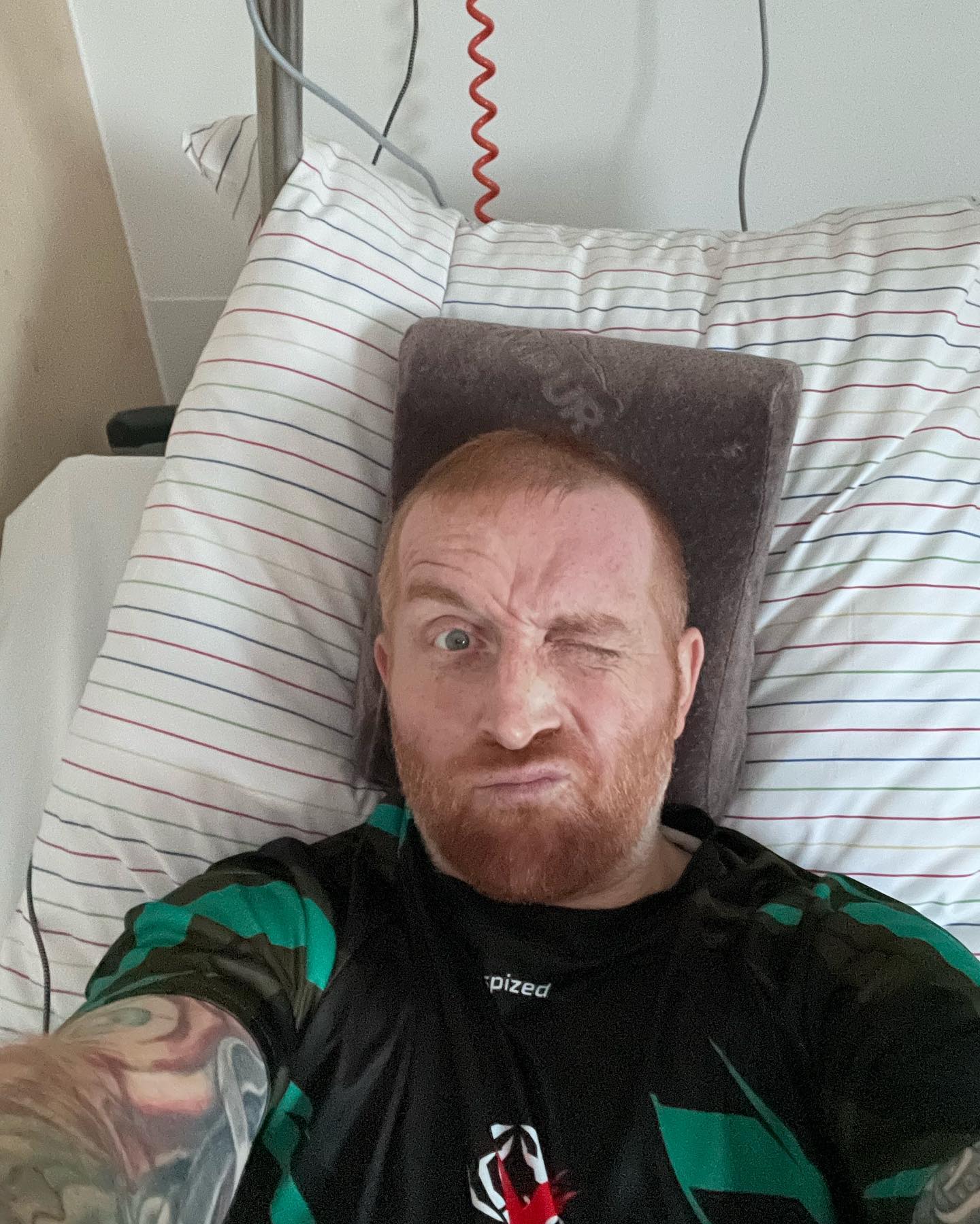 Da lag er wieder in Krankenhaus. Ich hatte solche derartigen Schmerzen in der Schulter und konnte mich nicht mehr rühren. Der Bauch hat auch gekrampft und die Narbe hat ebenfalls gemeckert.

Keine Diskussion da muss was passieren. Ich bat meine Frau bei der Brückenpflege anzurufen. Die 30mg Morphine in den Bauch spritzen und die L-Paladon Tropfen haben keinerlei Wirkung gezeigt. IBU 800 hatte ich auch probiert ein Tag zuvor. Es ist wieder soweit. Zum Glück hat meine tolle Frau die immer 3 Schritte voraus denkt schon den Notfallkoffer, in dem so Sachen sind mit denen ich mal 3 Tage im Krankenhaus klarkommen kann. Ladegeräte usw. das ist ein gutes Gefühl. 
Ich hab keine Lust. Mir sind die Tränen gelaufen, aber anderseits quäle ich mich wieder. Ich hab solche Schmerzen. Überall grade. Kann es kaum beschreiben. Nun denn ich höre den Krankenwagen schon. Meine Frau kommt und sagte die kommen dich holen jetzt. Das it’s okay. Ich kann mir daheim nicht helfen. Türe geht auf. Bekannte Gesichter. Es wird gescherzt mit dem Rettungsdienst. Professioneller geht’s nimmer. Die haben mich schmerzfrei bekommen nach ein paar wenigen Minuten. Ich war so dankbar. Das hat mir gut getan, endlich. Es ging in die ZNA wo ich auch mit hey Kolbe begrüßt wurde.Nachdem ich sehr schnell angeschaut wurde bekam ich eine Infusion mit weiteren Mitteln gegen Schmerz. Alles super freundlich und mit einigen per du. Dann ab auf die C8. Meine Station, wo ich auch gleich super lieb empfangen wurde. Danke einfach. Ich wurde so toll behandelt. Das war unglaublich. ❤️……. 

Dieser Beitrag ist für euch 🙏 danke einfach. 

#krebsisteinarschloch #darmkrebs#krebskämpfer #krebskrank #cancer #mutmacher #cancerfighter #lifestyle#cancerblogger #lifeisgood #lifeisbeautiful #lifecoachin #palliativ #darmkrebs#lifeofadventure #dasistpalliativ #selfie #healthylifestyle #healthy #gesundheit #gesundleben #krank #krankheit #lebensfreude #darmkrebskämpfer #krebskrank  #cancerfighter #lebedeinleben #lebensmotto #fickdichkrebs #zitate 
#fckcancer