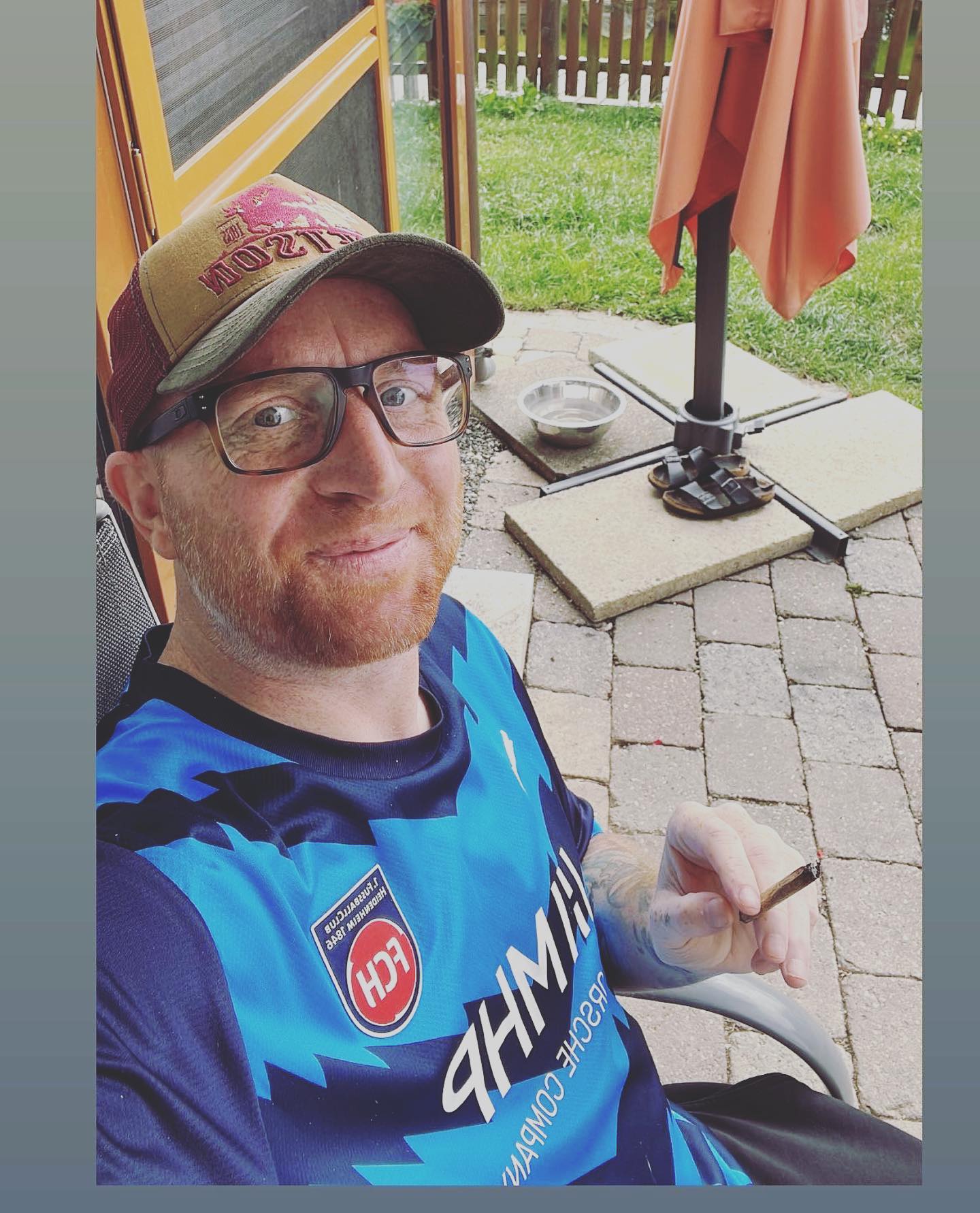 Hallöchen. Jetzt muss ich mal was sehr wichtiges loswerden. Stellt euch mal vor ihr wacht morgens auf, im Krankenhaus, freut euch auf zuhause. Wieder geschafft aufzustehen, wieder geschafft den Krebs die Kante zu zeigen. Gekämpft. 
Dann nimmst du dein Handy und es kommen Nachrichten von 100% meist um die 60 Damen.…..sei froh das du gehen kannst…..sei froh das du noch essen kannst….sei froh das du Freunde hast ich hab keine …. Mein XY hat auch gerne Eis gegessen, mein YY hört auch gerne Musik…..du erinnerst mich an mein XY…… mein XY sieht aus wie du….. ich folge dir seit gestern vor 2 Tagen ist mein XY gestorben. Ich bekomm Bilder von Menschen die gestorben sind geschickt….. ich bekomme Anfeindungen weil ich diese oder jene Therapie bekomme….. Leute laden ihren Frust ihre Trauer und ihren Hass auf die Welt oder die Krankheit bei mir ab. 
IHR WERDET SOFORT BLOCKIERT. 
Was in aller ist los ? Ich bin nicht euer bester Kumpel nur weil ihr mir folgt. Ich zeige euch das Leben mit Krebs ohne Werbung und ohne Filter. Aber es gibt Grenzen. Wenn man 3 mal wöchentlich gefragt wird wie lang man noch lebt ? Ich glaube das ist nicht normal. Moral und Anstand sind verloren gegangen bei einigen. Ihr seid Erwachsen…. Sucht euch Hilfe und hört auf kranke Menschen mit euren Problemen zu belästigen. Natürlich die meisten Leute unter euch sind welche die es gut meinen. Ich würde sagen 99% 😉 sonst macht das hier ja kein Sinn. Ich wollte nur mal raushauen was hinter den Kulissen abgeht. 
Eigentlich traurig dass ich so einen Post machen muss. 
Vielleicht ändert es ja was 😉
Ich bin kein Kummerkasten oder Punchingball für Frust oder Verlust. …. Ich bin ein kleiner Typ vom Dorf der seine Geschichte begleitet…. Mehr nicht 😉😉

Was meint ihr dazu ?

#krebsisteinarschloch #darmkrebs#krebskämpfer #krebskrank #cancer #mutmacher #cancerfighter #lifestyle#cancerblogger #lifeisgood #lifeisbeautiful #lifecoachin #palliativ #darmkrebs#lifeofadventure #dasistpalliativ #selfie #healthylifestyle #healthy #gesundheit #gesundleben #krank #krankheit #lebensfreude #darmkrebskämpfer #krebskrank  #cancerfighter #lebedeinleben #lebensmotto #fickdichkrebs #zitate 
#fckcancer