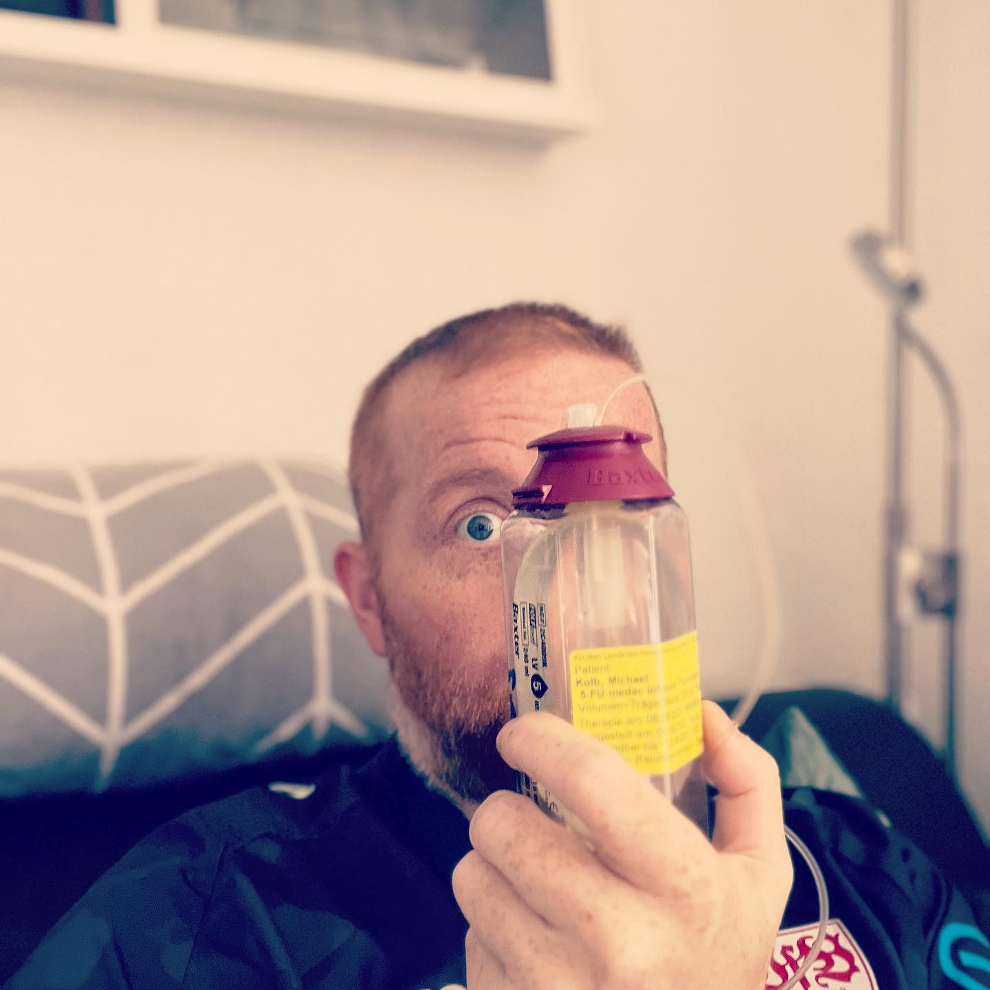 Und weiter geht’s. Ich hab viele Federn gelassen doch mittlerweile der 6e Zyklus schon wieder. 
Wahnsinn ☝️😀

Weiter geht’s …. rein mit dem Saft.

#krebsisteinarschloch #darmkrebs#krebskämpfer #krebskrank #cancer #mutmacher #cancerfighter #lifestyle#cancerblogger #lifeisgood #lifeisbeautiful #lifecoachin #palliativ #darmkrebs#lifeofadventure #dasistpalliativ #selfie #healthylifestyle #healthy #gesundheit #gesundleben #krank #krankheit #lebensfreude #darmkrebskämpfer #krebskrank  #cancerfighter #lebedeinleben #lebensmotto #fickdichkrebs #zitate 
#fckcancer