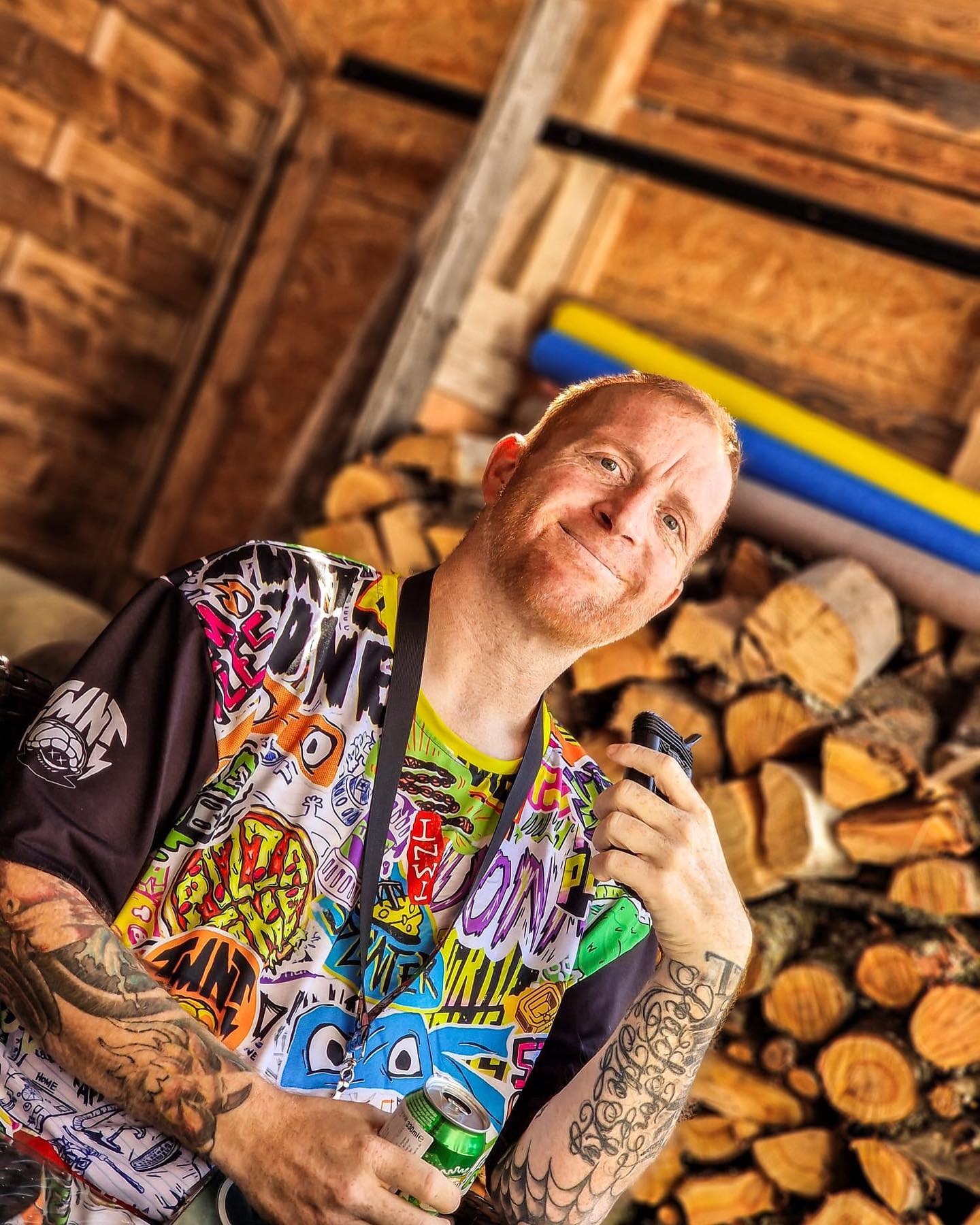 Hachja Chemofreie Woche. Trotzdem klebt sie noch an mir, innerlich und äußerlich. Die Nebenwirkungen werden weniger, man traut sich mehr zu, aber man muss sich immer bewusst sein, zu viel bedeutet wieder 2 Tage Furzkiste wo einem alles weh tut das Gleichgewicht finden. Physisch aber auch psychisch. Ja ich würde jetzt gern dies und das, aber lass mal heut noch ruhig machen, spare deine Energie. Mal in Garten setzen mal frische Luft atmen und im Garten ein paar Meter ist jedenfalls Pflicht jeden Tag. 

Heute geht’s mir also ok 😀
Für gut fehlt noch nen ganzes Stück. 

Heute passiert nicht viel. Aber ich kann zumindest zuhause das machen auf was ich Bock habe 😀 ✌️✌️✌️

#krebsisteinarschloch #darmkrebs#krebskämpfer #krebskrank #cancer #mutmacher #cancerfighter #lifestyle#cancerblogger #lifeisgood #lifeisbeautiful #lifecoachin #palliativ #darmkrebs#lifeofadventure #dasistpalliativ #selfie #healthylifestyle #healthy #gesundheit #gesundleben #krank #krankheit #lebensfreude #darmkrebskämpfer #krebskrank  #cancerfighter #lebedeinleben #lebensmotto #fickdichkrebs #zitate 
#fckcancer 

Turtle Power