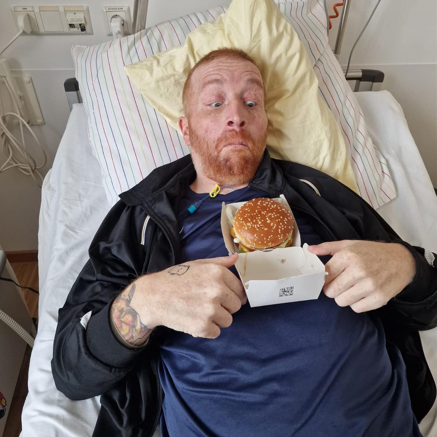 Das Leben ist zu kurz sich immer über alles Gedanken zu machen. Bock auf Pizza ? Yes. Und geil war’s 🤓

Ich lieg jetzt schon ne ganze Weile wieder im Krankenhaus, dennoch lass ich mir die Stimmung nicht vermiesen. Palliativstation heißt ja nicht ich lieg hier gefesselt mit einem Maulkorb und warte auf den Knochenmann. Im Gegenteil, wir haben hier Spaß, wir lachen und die Stimmung ist hervorragend. So geht die Zeit vorbei und man kommt nicht ständig ins Grübeln. So denkt man anders und so lacht man von Herzen 🥰. 

Vielen Dank an jeden Besuch und danke an die tollen Pfleger und Pflegerinnen die alles dafür tun es hier so angenehm wie möglich zu machen, trotz Personalmangel und Zeitdruck 🤓

Niemals aufgeben immer weiter und niemals den Humor verlieren 😉

#krebsisteinarschloch #darmkrebs#krebskämpfer #krebskrank #cancer #mutmacher #cancerfighter #lifestyle#cancerblogger #lifeisgood #lifeisbeautiful #lifecoachin #palliativ #darmkrebs#lifeofadventure #dasistpalliativ #selfie #healthylifestyle #healthy #gesundheit #gesundleben #krank #krankheit #lebensfreude #darmkrebskämpfer #krebskrank  #cancerfighter #lebedeinleben #lebensmotto #fickdichkrebs #zitate 
#fckcancer