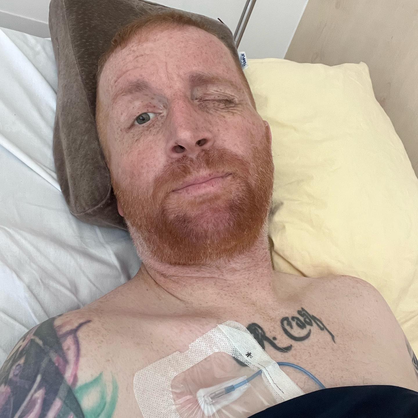 Das Leben ist zu kurz sich immer über alles Gedanken zu machen. Bock auf Pizza ? Yes. Und geil war’s 🤓

Ich lieg jetzt schon ne ganze Weile wieder im Krankenhaus, dennoch lass ich mir die Stimmung nicht vermiesen. Palliativstation heißt ja nicht ich lieg hier gefesselt mit einem Maulkorb und warte auf den Knochenmann. Im Gegenteil, wir haben hier Spaß, wir lachen und die Stimmung ist hervorragend. So geht die Zeit vorbei und man kommt nicht ständig ins Grübeln. So denkt man anders und so lacht man von Herzen 🥰. 

Vielen Dank an jeden Besuch und danke an die tollen Pfleger und Pflegerinnen die alles dafür tun es hier so angenehm wie möglich zu machen, trotz Personalmangel und Zeitdruck 🤓

Niemals aufgeben immer weiter und niemals den Humor verlieren 😉

#krebsisteinarschloch #darmkrebs#krebskämpfer #krebskrank #cancer #mutmacher #cancerfighter #lifestyle#cancerblogger #lifeisgood #lifeisbeautiful #lifecoachin #palliativ #darmkrebs#lifeofadventure #dasistpalliativ #selfie #healthylifestyle #healthy #gesundheit #gesundleben #krank #krankheit #lebensfreude #darmkrebskämpfer #krebskrank  #cancerfighter #lebedeinleben #lebensmotto #fickdichkrebs #zitate 
#fckcancer