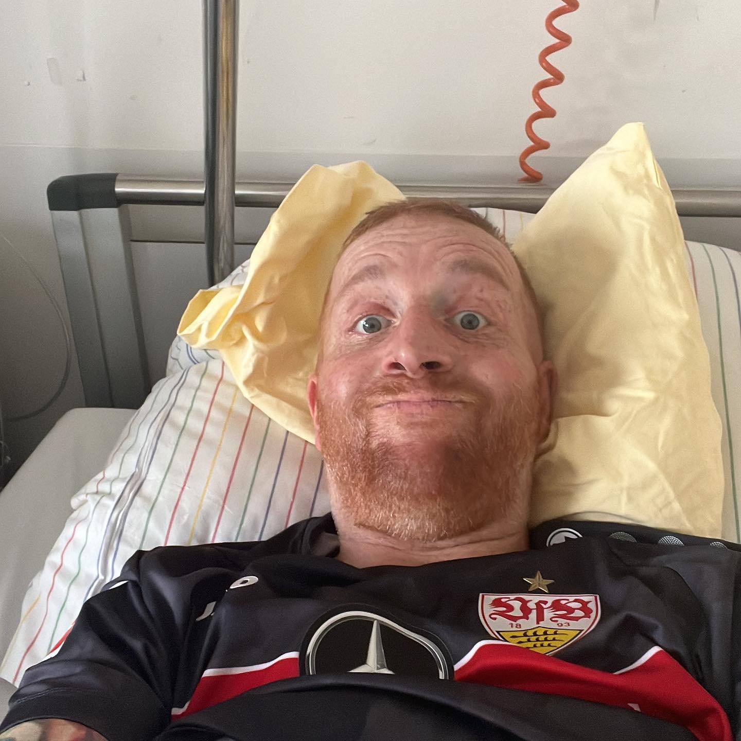 Das Leben ist zu kurz sich immer über alles Gedanken zu machen. Bock auf Pizza ? Yes. Und geil war’s 🤓

Ich lieg jetzt schon ne ganze Weile wieder im Krankenhaus, dennoch lass ich mir die Stimmung nicht vermiesen. Palliativstation heißt ja nicht ich lieg hier gefesselt mit einem Maulkorb und warte auf den Knochenmann. Im Gegenteil, wir haben hier Spaß, wir lachen und die Stimmung ist hervorragend. So geht die Zeit vorbei und man kommt nicht ständig ins Grübeln. So denkt man anders und so lacht man von Herzen 🥰. 

Vielen Dank an jeden Besuch und danke an die tollen Pfleger und Pflegerinnen die alles dafür tun es hier so angenehm wie möglich zu machen, trotz Personalmangel und Zeitdruck 🤓

Niemals aufgeben immer weiter und niemals den Humor verlieren 😉

#krebsisteinarschloch #darmkrebs#krebskämpfer #krebskrank #cancer #mutmacher #cancerfighter #lifestyle#cancerblogger #lifeisgood #lifeisbeautiful #lifecoachin #palliativ #darmkrebs#lifeofadventure #dasistpalliativ #selfie #healthylifestyle #healthy #gesundheit #gesundleben #krank #krankheit #lebensfreude #darmkrebskämpfer #krebskrank  #cancerfighter #lebedeinleben #lebensmotto #fickdichkrebs #zitate 
#fckcancer