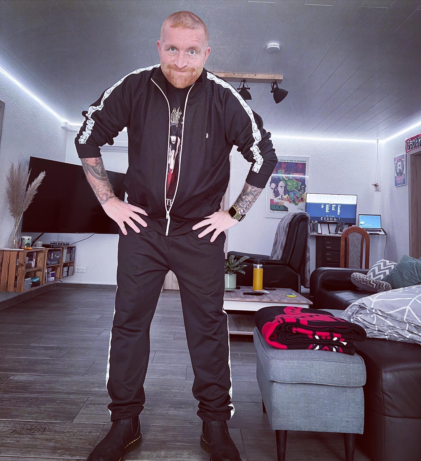 Einfach mal aus Freude nen Foto gemacht 😉🤟😎

Das tut grad so gut alles. Bald geht die Chemotherapie weiter dass ändert möglicherweise einiges. Trotzdem ich sag mir selber das packst D.

Sich selber motivieren kann man sich am besten wenn man sieht für was man es macht. Hier auf dem Bild steh ich und grinse mir einen. Kolbe aus der Zukunft, Arsch hoch… so geht das ✌️😀

Dem Krebs ins Gesicht grinsen …

Wie motiviert ihr euch ?? 

#krebsisteinarschloch #darmkrebs#krebskämpfer #krebskrank #cancer #mutmacher #cancerfighter #lifestyle#cancerblogger #lifeisgood #lifeisbeautiful #lifecoachin #palliativ #darmkrebs#lifeofadventure #dasistpalliativ #selfie #healthylifestyle #healthy #gesundheit #gesundleben #krank #krankheit #lebensfreude #darmkrebskämpfer #krebskrank  #cancerfighter #lebedeinleben #lebensmotto #fickdichkrebs #zitate 
#fckcancer