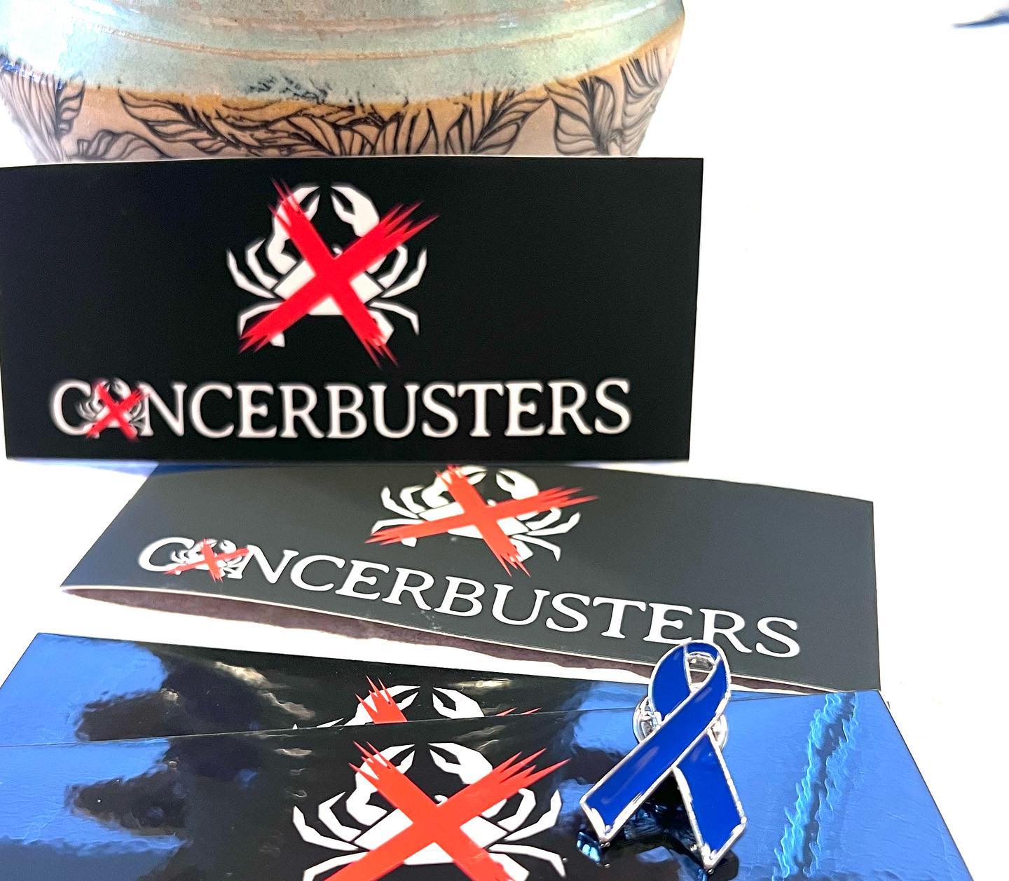 Liebe Leute 😀😀 vielen vielen Dank fürs Folgen fürs Mut machen für die lieben Kommentare und vieles mehr. 
Heute war mir so nach Gewinnspiel. 

Ihr könnt gewinnen
2 Cancerbusters Sticker (mit extra Power) glänzend 

2 Cancerbusters Sticker 
(Mit hyper extra Power) matt 

1 Darmkrebs Schleife zum anstecken 

Und hey das nicht nur einer gewinnt, gibt’s das Paket 3 Mal zu haben. 

Natürlich dürft ihr Freunde markieren, das ganze teilen usw. aber ist natürlich kein muss, denn alles was ihr machen müsst ist unter den Post zu schreiben, für was und wieso wäre dieser Gewinn genau das richtige für mich ?
Das kann lustig oder wie auch immer sein, gerne kreativ werden. 

Die besten 3 Kommis bekommen es natürlich kostenlos zugeschickt. Schweiz und Österreich können natürlich mitmachen 😉👍

Dieses Set gibt’s sonst nirgends zu kaufen und schon garnicht mit den Kräften die es besitzt ❤️🤟

Also mitmachen lohnt sich auf alle Fälle. Auch schön als Geschenk oder als Mutmacher für einen selbst. 

😀👍 danke fürs mitmachen. 

Ich lass das ganze mal ne Weile laufen und merke ja dann wenn nicht mehr viel kommt und sag dann in 24std ist Ende. 

Wichtig: Bitte jeder nur einmal kommentieren. 

#krebsisteinarschloch #darmkrebs#krebskämpfer #krebskrank #cancer #mutmacher #cancerfighter #lifestyle#cancerblogger #lifeisgood #lifeisbeautiful #lifecoachin #palliativ #darmkrebs#lifeofadventure #dasistpalliativ #selfie #healthylifestyle #healthy #gesundheit #gesundleben #krank #krankheit #lebensfreude #darmkrebskämpfer #krebskrank  #cancerfighter #lebedeinleben #lebensmotto #fickdichkrebs #zitate 
#fckcancer