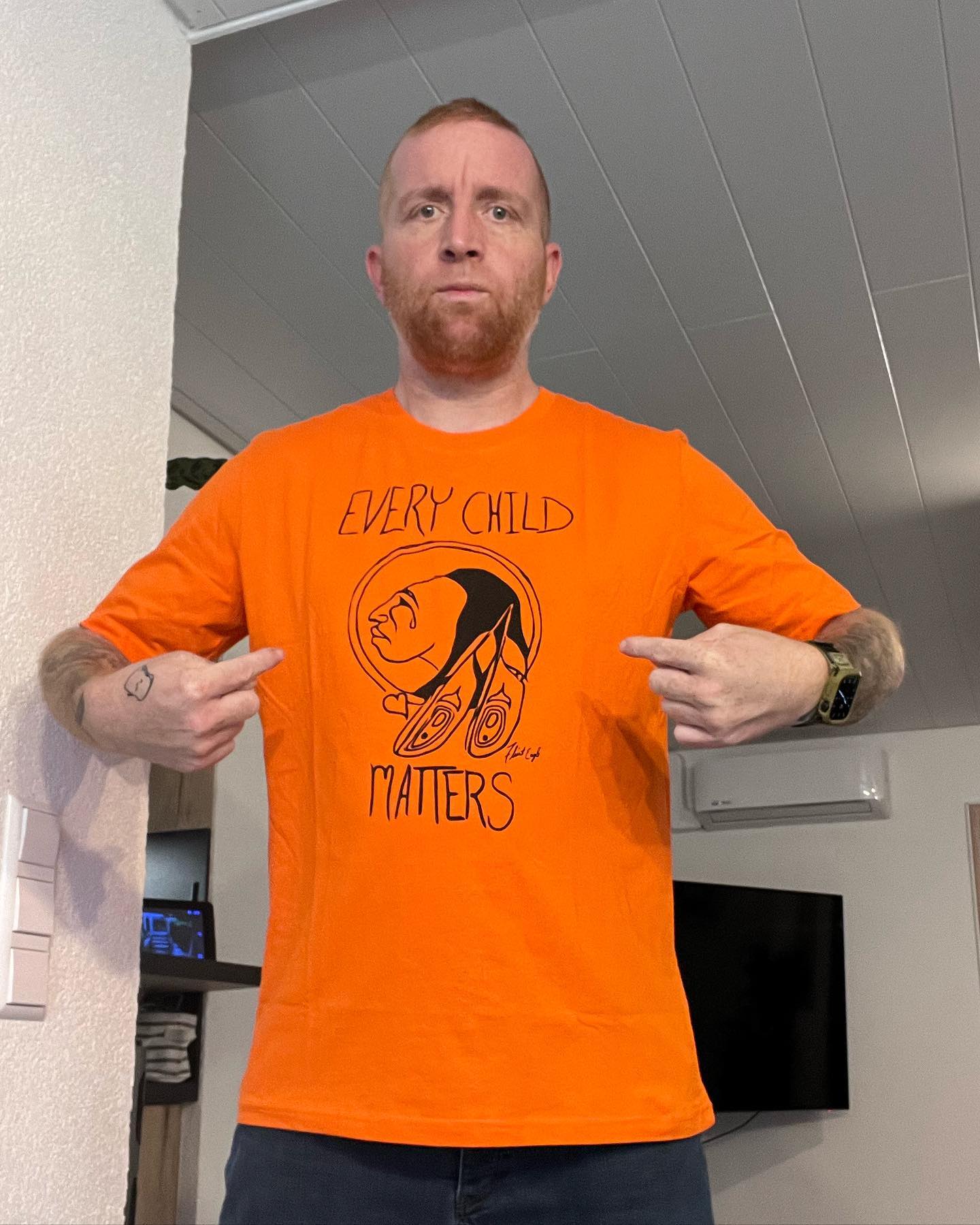 Jetzt weiss die Welt endgültig, was die Indigenen Amerikas seit über 100 Jahren belastet: Sie mussten zusehen, wie ihnen ihre Kinder entrissen worden sind, um in entfernten Internatsschulen zwangsinterniert zu werden – ein generationenübergreifendes Trauma. Den Stein ins Rollen brachten am 27. Mai 2021 die sterblichen Überreste von 215 unidentifizierten Kindern, die mit einer Radarsondierung auf dem Gelände der ehemaligen Kamloops Residential School in British Columbia entdeckt wurden. Nicht weit weg von meiner Familie, diese ebenfalls echte Natives sind und in einem Reservat leben. Es wurden noch viel viel mehr Gräber entdeckt (hierfür könnt ihr gerne weiter googeln und euch informieren) 
Eine unfassbarer Genozid, mit versuchen an Kindern, und viele weiteren unfassbaren Taten. 

Vielen Dank @conny.kolb62 für das Shirt das genau auf dieses aufmerksam macht. 

Der Orange Day wird am 30.09. dieses Jahre als Mahnwache in CANADA a gesehen 🍁 Der National Day for Truth and Reconciliation

#krebsisteinarschloch #darmkrebs#krebskämpfer #krebskrank #cancer #mutmacher #cancerfighter #lifestyle#cancerblogger #lifeisgood #lifeisbeautiful #lifecoachin #palliativ #darmkrebs#lifeofadventure #dasistpalliativ #selfie #healthylifestyle #healthy #gesundheit #gesundleben #krank #krankheit #lebensfreude #darmkrebskämpfer #krebskrank  #cancerfighter #lebedeinleben #lebensmotto #fickdichkrebs #zitate 
#fckcancer