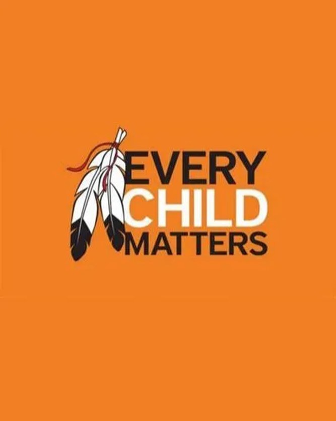 Jetzt weiss die Welt endgültig, was die Indigenen Amerikas seit über 100 Jahren belastet: Sie mussten zusehen, wie ihnen ihre Kinder entrissen worden sind, um in entfernten Internatsschulen zwangsinterniert zu werden – ein generationenübergreifendes Trauma. Den Stein ins Rollen brachten am 27. Mai 2021 die sterblichen Überreste von 215 unidentifizierten Kindern, die mit einer Radarsondierung auf dem Gelände der ehemaligen Kamloops Residential School in British Columbia entdeckt wurden. Nicht weit weg von meiner Familie, diese ebenfalls echte Natives sind und in einem Reservat leben. Es wurden noch viel viel mehr Gräber entdeckt (hierfür könnt ihr gerne weiter googeln und euch informieren) 
Eine unfassbarer Genozid, mit versuchen an Kindern, und viele weiteren unfassbaren Taten. 

Vielen Dank @conny.kolb62 für das Shirt das genau auf dieses aufmerksam macht. 

Der Orange Day wird am 30.09. dieses Jahre als Mahnwache in CANADA a gesehen 🍁 Der National Day for Truth and Reconciliation

#krebsisteinarschloch #darmkrebs#krebskämpfer #krebskrank #cancer #mutmacher #cancerfighter #lifestyle#cancerblogger #lifeisgood #lifeisbeautiful #lifecoachin #palliativ #darmkrebs#lifeofadventure #dasistpalliativ #selfie #healthylifestyle #healthy #gesundheit #gesundleben #krank #krankheit #lebensfreude #darmkrebskämpfer #krebskrank  #cancerfighter #lebedeinleben #lebensmotto #fickdichkrebs #zitate 
#fckcancer