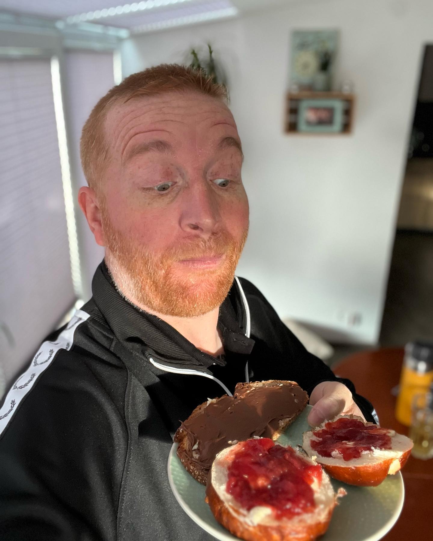 Ihr kleinen süßen Hasenfürze 🤓

Ich bin so froh mich wieder normal ernähren zu können. Mal richtig was reinpumpen in den Magen wieder ohne verzichten. 

Ob Zucker nun gut oder schlecht ist?, ob ich das Eis jetzt grade soll ? Ob ich mir wirklich den Burger entgehen lasse ?

Ich esse normal. Sprich nicht jeden Tag Fast Food und auch mal nen Apfel oder mal vegetarisch und so weiter. 

Aber ich bin mir eines sicher: 

Meine Glücksgefühle und mein Lachen nach einer Kugel Eis kann einiges bewirken in meinem Kopf. Dieser Kampf ist anstrengend, also brauch ich auch Nahrung. Dieser Kampf hat mich schon mehrmals dazu gezwungen über Wochen nichts bis wenig zu essen, 40 Kilo weniger dadurch gewesen, hätte ich kein gesundes Pölsterlein gehabt damals,hätte man durchschauen können. 
Ich weiß wie es ist wenn man garnicht runterbekommt, jeder Biss schmerzt, jedes Schlucken einen die Tränen in die Augen treibt, Spucken bis Blut kommt und sich vor allem ekeln. Daher ist meine Devise, wenn es schmeckt rein damit. Solang es in normalen Zügen läuft das ganze natürlich. 😀

Mir schmeckts halt grad zur Zeit und das genieße ich.
Und das ganze Google Krebs und Ernährung ist mir sowas von egal. Hab andere Sorgen, da bin ich ganz ehrlich 👌 Mahlzeit 

#krebsisteinarschloch #darmkrebs#krebskämpfer #krebskrank #cancer #mutmacher #cancerfighter #lifestyle#cancerblogger #lifeisgood #lifeisbeautiful #lifecoachin #palliativ #darmkrebs#lifeofadventure #dasistpalliativ #selfie #healthylifestyle #healthy #gesundheit #gesundleben #krank #krankheit #lebensfreude #darmkrebskämpfer #krebskrank  #cancerfighter #lebedeinleben #lebensmotto #fickdichkrebs #zitate 
#fckcancer