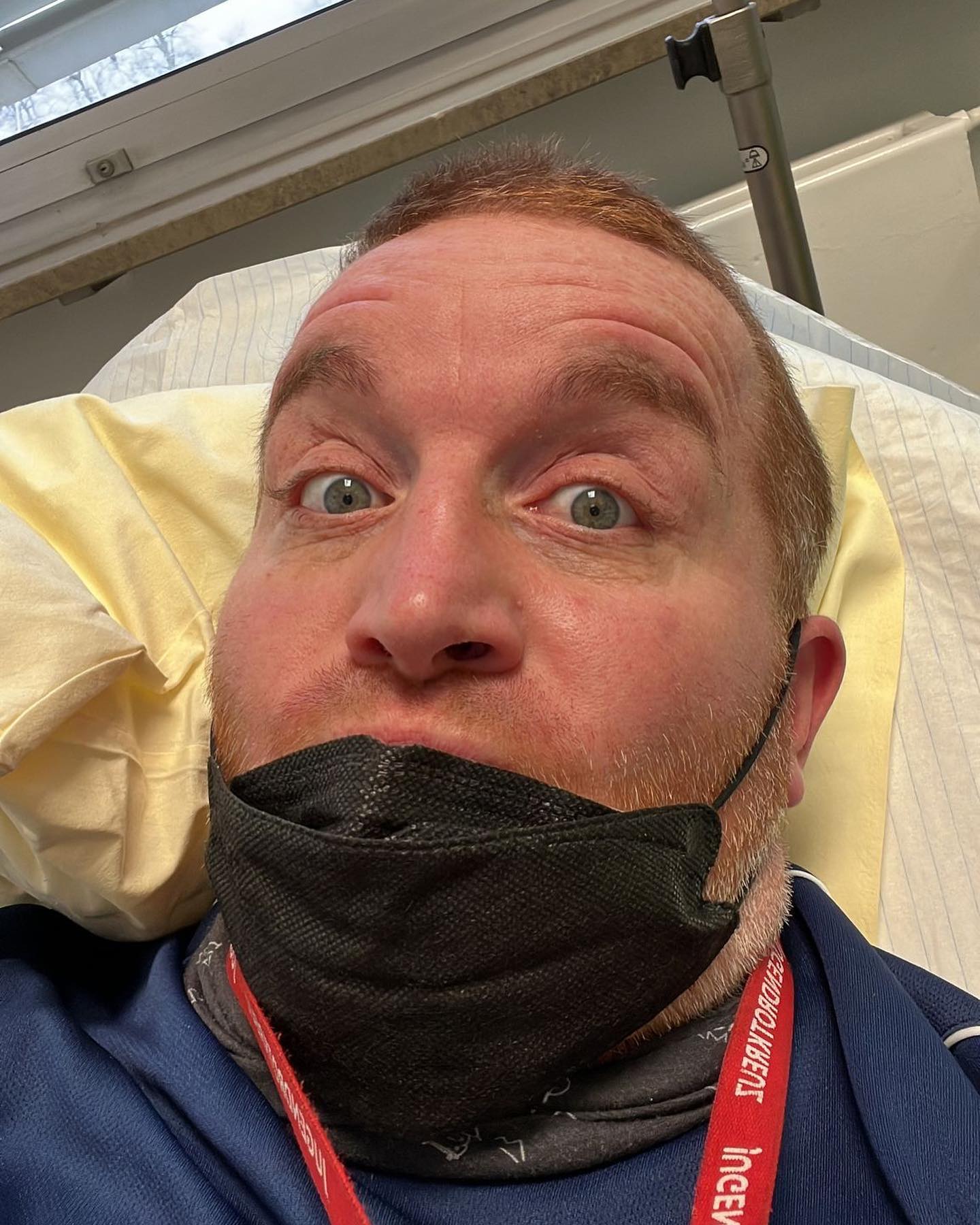 Hier in diesem Post seht ihr mal eine Zusammenfassung von Bildern auf denen es mir wirklich extrem schlecht ging. 

Dieser Kampf verlangt wirklich extrem viel. Ich versuche trotzdem aus jeder neuen Situation und Aufgabe die mir gestellt wird eine lustige Situation zu suchen und auch wenn ich Tränen in den Augen habe einfach durchzuziehen.
Grade hab ich eine gute Phase und muss mich oft erinnern was für eine beschissene Zeit das war. 

Wie ich mich rausboxten musste und wie viele Narben ich habe. Ich hab mal gelernt wie verflucht nochmal echte richtige Schmerzen sind. Ich hab oft Angst davor wieder hier zu landen. Grad geht’s mir gut und ich lebe für diese Momente. 

Dieser Bilder sollen mich nicht abschrecken, sie sollen mich motivieren wie oft ich wieder aufgestanden bin, wenn mich dieser Drecks Krebs umgeboxt hat. Er versucht es immer wieder … und ich stehe wieder auf und lach IHN aus…. 

#krebsisteinarschloch #darmkrebs#krebskämpfer #krebskrank #cancer #mutmacher #cancerfighter #lifestyle#cancerblogger #lifeisgood #lifeisbeautiful #lifecoachin #palliativ #darmkrebs#lifeofadventure #dasistpalliativ #selfie #healthylifestyle #healthy #gesundheit #gesundleben #krank #krankheit #lebensfreude #darmkrebskämpfer #krebskrank  #cancerfighter #lebedeinleben #lebensmotto #fickdichkrebs #zitate 
#fckcancer