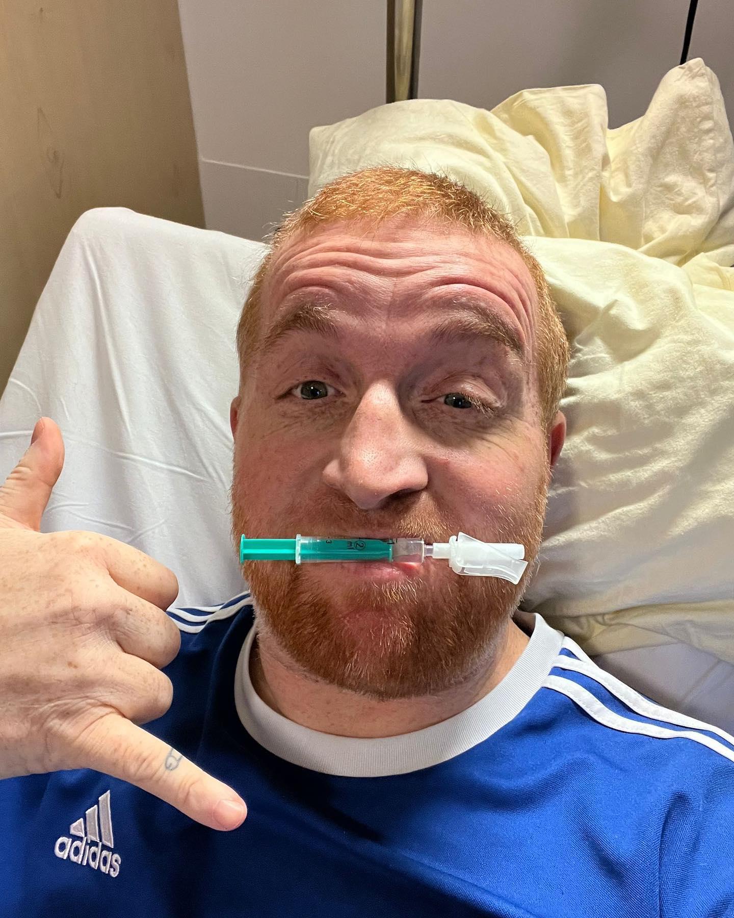 Hier in diesem Post seht ihr mal eine Zusammenfassung von Bildern auf denen es mir wirklich extrem schlecht ging. 

Dieser Kampf verlangt wirklich extrem viel. Ich versuche trotzdem aus jeder neuen Situation und Aufgabe die mir gestellt wird eine lustige Situation zu suchen und auch wenn ich Tränen in den Augen habe einfach durchzuziehen.
Grade hab ich eine gute Phase und muss mich oft erinnern was für eine beschissene Zeit das war. 

Wie ich mich rausboxten musste und wie viele Narben ich habe. Ich hab mal gelernt wie verflucht nochmal echte richtige Schmerzen sind. Ich hab oft Angst davor wieder hier zu landen. Grad geht’s mir gut und ich lebe für diese Momente. 

Dieser Bilder sollen mich nicht abschrecken, sie sollen mich motivieren wie oft ich wieder aufgestanden bin, wenn mich dieser Drecks Krebs umgeboxt hat. Er versucht es immer wieder … und ich stehe wieder auf und lach IHN aus…. 

#krebsisteinarschloch #darmkrebs#krebskämpfer #krebskrank #cancer #mutmacher #cancerfighter #lifestyle#cancerblogger #lifeisgood #lifeisbeautiful #lifecoachin #palliativ #darmkrebs#lifeofadventure #dasistpalliativ #selfie #healthylifestyle #healthy #gesundheit #gesundleben #krank #krankheit #lebensfreude #darmkrebskämpfer #krebskrank  #cancerfighter #lebedeinleben #lebensmotto #fickdichkrebs #zitate 
#fckcancer