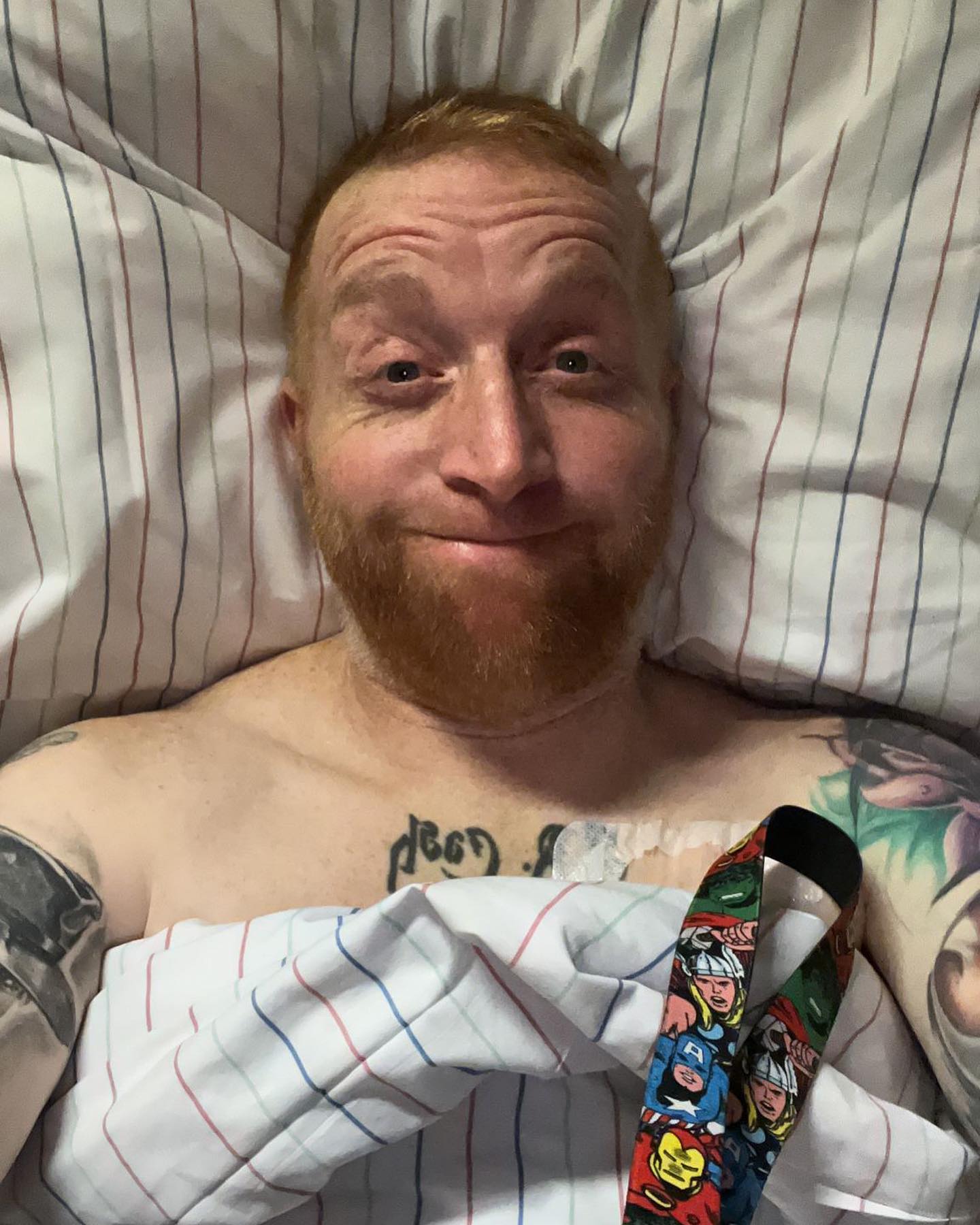 Hier in diesem Post seht ihr mal eine Zusammenfassung von Bildern auf denen es mir wirklich extrem schlecht ging. 

Dieser Kampf verlangt wirklich extrem viel. Ich versuche trotzdem aus jeder neuen Situation und Aufgabe die mir gestellt wird eine lustige Situation zu suchen und auch wenn ich Tränen in den Augen habe einfach durchzuziehen.
Grade hab ich eine gute Phase und muss mich oft erinnern was für eine beschissene Zeit das war. 

Wie ich mich rausboxten musste und wie viele Narben ich habe. Ich hab mal gelernt wie verflucht nochmal echte richtige Schmerzen sind. Ich hab oft Angst davor wieder hier zu landen. Grad geht’s mir gut und ich lebe für diese Momente. 

Dieser Bilder sollen mich nicht abschrecken, sie sollen mich motivieren wie oft ich wieder aufgestanden bin, wenn mich dieser Drecks Krebs umgeboxt hat. Er versucht es immer wieder … und ich stehe wieder auf und lach IHN aus…. 

#krebsisteinarschloch #darmkrebs#krebskämpfer #krebskrank #cancer #mutmacher #cancerfighter #lifestyle#cancerblogger #lifeisgood #lifeisbeautiful #lifecoachin #palliativ #darmkrebs#lifeofadventure #dasistpalliativ #selfie #healthylifestyle #healthy #gesundheit #gesundleben #krank #krankheit #lebensfreude #darmkrebskämpfer #krebskrank  #cancerfighter #lebedeinleben #lebensmotto #fickdichkrebs #zitate 
#fckcancer