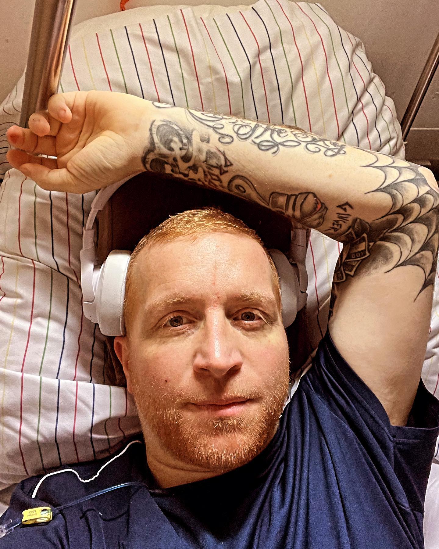 Für meine Seele jedesmal ein downer. Es fühlt sich Scheisse an, wenn man sich nicht mehr helfen kann. Man ist hilflos, und frägt sich für was hab ich jetzt Tage lang gekämpft wenn Ich doch wieder hier her muss. 

Hier sind alle mega lieb und kümmern sich um mich. Es ist auch sinnvoll bei den Mitteln die ich bekomme unter Beobachtung zu sein. Auch die Werte müssen öfters überprüft werden. Es ist alles super und für mich das beste und das weiß auch auch.

Trotzdem tut es sehr weh zu wissen dass es wieder mal soweit ist, Kontrolle bisschen abgeben und vertrauen geben ist nicht immer einfach. Diese ekelhaften Schmerzen hören einfach nicht auf. 

Nun müssen wir den Plan an die neuen Schmerzen anpassen und das dauert seine Zeit. 

Zunächst muss mal der Schmerz im Griff sein und da macht es nur Sinn hier zu sein. 

Ich hoffe das es bald besser wird und ich meine Familie daheim wieder in die Arme nehmen darf. Dafür kämpfe ich hier jede Sekunde und geb alles. 

Der Krebs ärgert mich grad so richtig. Ich gebe nicht auf, ich strecke dir meinen Dickkopf entgegen und gebe niemals nach bis ich am Ziel bin.

Beast Mode wurde wieder aktiviert. Leck mich du hässliche Krankheit auch mit Tränen in den Augen lache ich dich aus. Du kannst garnix 💪🏻

FIGHT 💪🏻

#krebsisteinarschloch #darmkrebs#krebskämpfer #krebskrank #cancer #mutmacher #cancerfighter #lifestyle#cancerblogger #lifeisgood #lifeisbeautiful #lifecoachin #palliativ #darmkrebs#lifeofadventure #dasistpalliativ #selfie #healthylifestyle #healthy #gesundheit #gesundleben #krank #krankheit #lebensfreude #darmkrebskämpfer #krebskrank  #cancerfighter #lebedeinleben #lebensmotto #fickdichkrebs #zitate 
#fckcancer