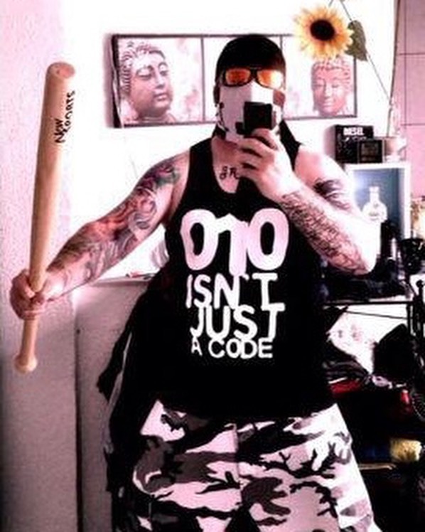 Ein paar völlig verschiedene Fotos aus meinem Leben. 

Vom Dorfkindfußballer zum Punk, vom Metaller zum Pseudorocker und vom Türsteher unterwegs mit verrückten Hooligans zum DJ und Barkeeper. Vom Heizungsmonteur zum  Rettungssanitäter, Krankenpfleger, Erzieher und Lehrer. Wahnsinn ….. ich sag oft, dieses Leben muss man erstmal überleben und hat mich bis heute geprägt. 

Ein Leben, dass ich gerne festgehalten möchte. 

Hierzu sammle ich noch alte Fotos von mir. Falls jemand was hat gerne melden. Am besten aus der Punk Zeit 😉

Meine Idee war, einfach mal ein paar geile Geschichten als Video Blog. Meine Kindheit und einige geile unglaubliche Erlebnisse. Eine Reise in meine Vergangenheit. 
Die Videos sollen 15-25 Minuten gehen. Zum einen ist es mir selbst wichtig, weil die Erinnerungen schon oft verschwimmt und ich das unbedingt festhalten möchte. Nicht nur für mich sondern auch für für meine Familie, meine Kumpels und Weggefährten. 😀

Wie wurde ich zu diesem Menschen der ich heute bin. Ich hab da irgendwie Lust drauf und möchte das mal versuchen, sobald es mir besser geht.

Es gibt vieles zu erzählen. Mann sagt ja immer der muss sich erst die Hörner abstoßen. Ich hatte wohl ein Geweih. Trotzdem ist so im Nachhinein was aus dem Kerl geworden. 😉 hier möchte ich euch entführen in die Vergangenheit. Mir gefällt die Idee schon länger, ich verwende natürlich keine echten Namen usw. 😀✅

#krebsisteinarschloch #darmkrebs#krebskämpfer #krebskrank #cancer #mutmacher #cancerfighter #lifestyle#cancerblogger #lifeisgood #lifeisbeautiful #lifecoachin #palliativ #darmkrebs#lifeofadventure #dasistpalliativ #selfie #healthylifestyle #healthy #gesundheit #gesundleben #krank #krankheit #lebensfreude #darmkrebskämpfer #krebskrank  #cancerfighter #lebedeinleben #lebensmotto #fickdichkrebs #zitate 
#fckcancer