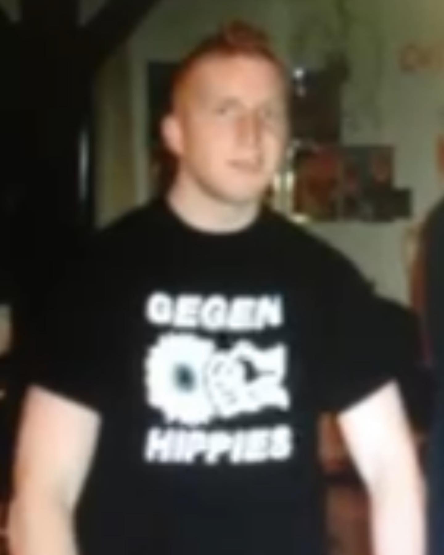 Ein paar völlig verschiedene Fotos aus meinem Leben. 

Vom Dorfkindfußballer zum Punk, vom Metaller zum Pseudorocker und vom Türsteher unterwegs mit verrückten Hooligans zum DJ und Barkeeper. Vom Heizungsmonteur zum  Rettungssanitäter, Krankenpfleger, Erzieher und Lehrer. Wahnsinn ….. ich sag oft, dieses Leben muss man erstmal überleben und hat mich bis heute geprägt. 

Ein Leben, dass ich gerne festgehalten möchte. 

Hierzu sammle ich noch alte Fotos von mir. Falls jemand was hat gerne melden. Am besten aus der Punk Zeit 😉

Meine Idee war, einfach mal ein paar geile Geschichten als Video Blog. Meine Kindheit und einige geile unglaubliche Erlebnisse. Eine Reise in meine Vergangenheit. 
Die Videos sollen 15-25 Minuten gehen. Zum einen ist es mir selbst wichtig, weil die Erinnerungen schon oft verschwimmt und ich das unbedingt festhalten möchte. Nicht nur für mich sondern auch für für meine Familie, meine Kumpels und Weggefährten. 😀

Wie wurde ich zu diesem Menschen der ich heute bin. Ich hab da irgendwie Lust drauf und möchte das mal versuchen, sobald es mir besser geht.

Es gibt vieles zu erzählen. Mann sagt ja immer der muss sich erst die Hörner abstoßen. Ich hatte wohl ein Geweih. Trotzdem ist so im Nachhinein was aus dem Kerl geworden. 😉 hier möchte ich euch entführen in die Vergangenheit. Mir gefällt die Idee schon länger, ich verwende natürlich keine echten Namen usw. 😀✅

#krebsisteinarschloch #darmkrebs#krebskämpfer #krebskrank #cancer #mutmacher #cancerfighter #lifestyle#cancerblogger #lifeisgood #lifeisbeautiful #lifecoachin #palliativ #darmkrebs#lifeofadventure #dasistpalliativ #selfie #healthylifestyle #healthy #gesundheit #gesundleben #krank #krankheit #lebensfreude #darmkrebskämpfer #krebskrank  #cancerfighter #lebedeinleben #lebensmotto #fickdichkrebs #zitate 
#fckcancer