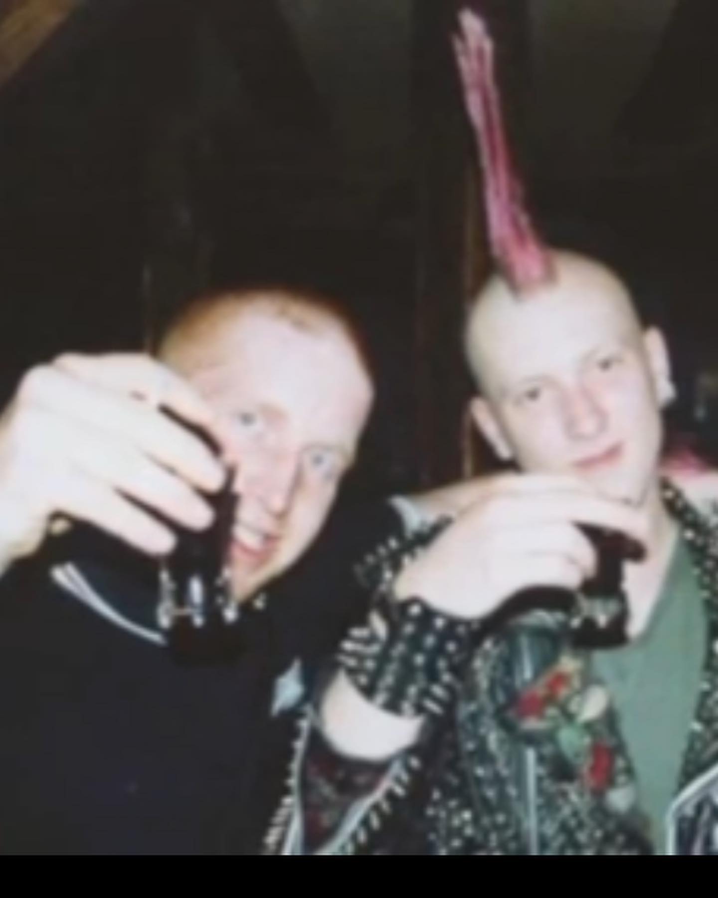 Ein paar völlig verschiedene Fotos aus meinem Leben. 

Vom Dorfkindfußballer zum Punk, vom Metaller zum Pseudorocker und vom Türsteher unterwegs mit verrückten Hooligans zum DJ und Barkeeper. Vom Heizungsmonteur zum  Rettungssanitäter, Krankenpfleger, Erzieher und Lehrer. Wahnsinn ….. ich sag oft, dieses Leben muss man erstmal überleben und hat mich bis heute geprägt. 

Ein Leben, dass ich gerne festgehalten möchte. 

Hierzu sammle ich noch alte Fotos von mir. Falls jemand was hat gerne melden. Am besten aus der Punk Zeit 😉

Meine Idee war, einfach mal ein paar geile Geschichten als Video Blog. Meine Kindheit und einige geile unglaubliche Erlebnisse. Eine Reise in meine Vergangenheit. 
Die Videos sollen 15-25 Minuten gehen. Zum einen ist es mir selbst wichtig, weil die Erinnerungen schon oft verschwimmt und ich das unbedingt festhalten möchte. Nicht nur für mich sondern auch für für meine Familie, meine Kumpels und Weggefährten. 😀

Wie wurde ich zu diesem Menschen der ich heute bin. Ich hab da irgendwie Lust drauf und möchte das mal versuchen, sobald es mir besser geht.

Es gibt vieles zu erzählen. Mann sagt ja immer der muss sich erst die Hörner abstoßen. Ich hatte wohl ein Geweih. Trotzdem ist so im Nachhinein was aus dem Kerl geworden. 😉 hier möchte ich euch entführen in die Vergangenheit. Mir gefällt die Idee schon länger, ich verwende natürlich keine echten Namen usw. 😀✅

#krebsisteinarschloch #darmkrebs#krebskämpfer #krebskrank #cancer #mutmacher #cancerfighter #lifestyle#cancerblogger #lifeisgood #lifeisbeautiful #lifecoachin #palliativ #darmkrebs#lifeofadventure #dasistpalliativ #selfie #healthylifestyle #healthy #gesundheit #gesundleben #krank #krankheit #lebensfreude #darmkrebskämpfer #krebskrank  #cancerfighter #lebedeinleben #lebensmotto #fickdichkrebs #zitate 
#fckcancer