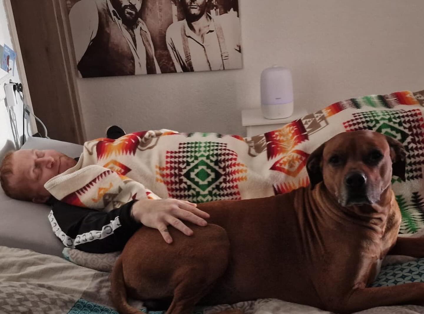 Ihr glaubt nicht wie gut einem sowas tut. Du kannst nix machen, alles tut weh und dir geht’s grad einfach scheisse in diesem Moment. Dann legt sich so nen Typ neben dich und ist einfach nur da. Mein bester Freund. Das ist doch soooo schön einfach und gibt Kraft.

Mehr braucht es nicht ... Danke @tantejani danke Jogi

#krebsisteinarschloch #darmkrebs#krebskämpfer #krebskrank #cancer #mutmacher #cancerfighter #lifestyle#cancerblogger #lifeisgood #lifeisbeautiful #lifecoachin #palliativ #darmkrebs#lifeofadventure #dasistpalliativ #selfie #healthylifestyle #healthy #gesundheit #gesundleben #krank #krankheit #lebensfreude #darmkrebskämpfer #krebskrank  #cancerfighter #lebedeinleben #lebensmotto #fickdichkrebs #zitate 
#fckcancer