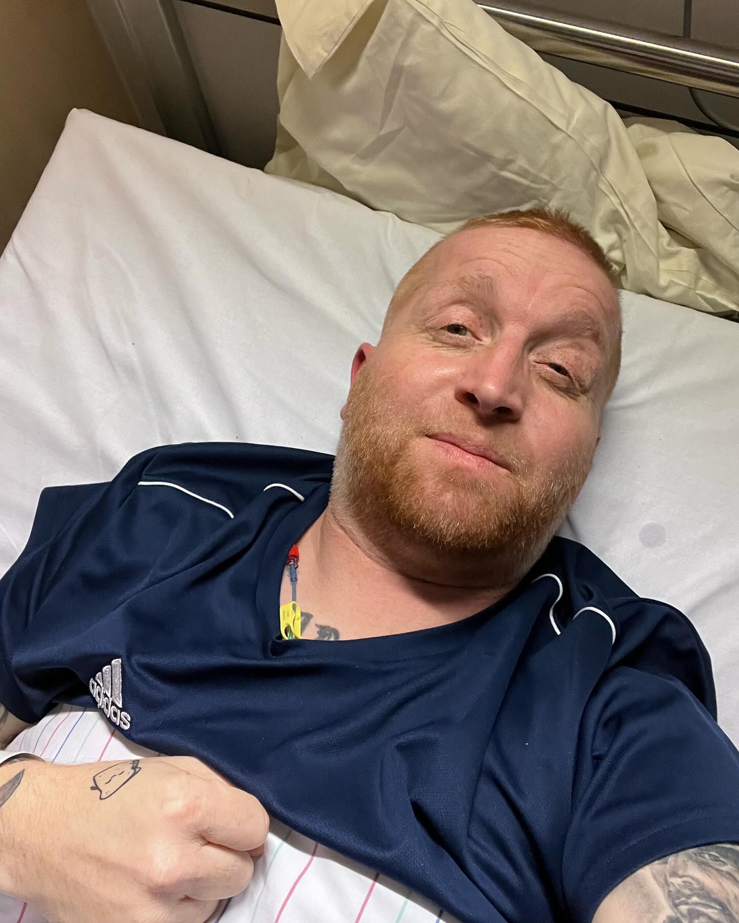 Und du kämpft gegen diese Schmerzen an. 

Du alleine 

KOLBE VS Schmerz

Kaum ein Gedanke kann ich greifen, konzentrieren angesagt. Versuch ihn zu leiten bis die Mittel wirken. Zeigs ihm. Er bringt mich zum heulen, meine Nase läuft. Er bringt mich innerlich zum schreien. Er zwingt mich anders zu atmen. Ich bremse den Atem mit den Lippen zusammen, atmen normal Kolbe. Bleib ruhig, ignoriere die Krämpfe in den Händen dabei, die tun Scheiße weh dazu grad. Der Oberkörper brennt 🔥 meine Seite , alles einfach. Bitte nicht anfassen. Gebt mir 20min. Ich Atem weiter. Aufstehen, sitzen liegen in die Knie. Der Kreislauf stabil, er Fokus ganz klar beim Schmerz. Ich hasse dich. Ich bin stinkwütend auf dich. Ich balle meine Fäuste, ich spanne alles an und lass wieder los.

Hier ist Kampfzone…. Bis hier kann mir keiner mehr helfen. Ich bin alleine, gegen dich, du Schmerz. 1vs1. …
Ich spüre was … die Tränen laufen über das Gesicht. 
Habs geschafft … eine Attacke … ich bin Sieger. Ich bin froh. Ich kann normal atmen. Mir wird schwindelig, muss mich erstmal setzen. Ausruhen was trinken.

Das war Krass … wow …. 8-8,5 von der Stärke … heftig … 30min lang ging’s 

Nun ist es besser … ich brauch aber noch .. alles ist verkrampft …

Ich kann wieder schmunzeln. Male mir lustige Sachen aus, träume vom Hobby und das aller aller wichtigste, ich träum und grinse dabei 🥰 

Du kannst garnix ich lach dich aus …

Fuck Cancer in ya face …

Wahnsinn was der Körper alles kann. 

#krebsisteinarschloch #darmkrebs#krebskämpfer #krebskrank #cancer #mutmacher #cancerfighter #lifestyle#cancerblogger #lifeisgood #lifeisbeautiful #lifecoachin #palliativ #palliativpatient #lifeofadventure #dasistpalliativ #selfie #healthylifestyle #palliativcare #gesundheit #gesundleben #krank #krankheit #lebensfreude #darmkrebskämpfer #krebskrank  #cancerfighter #lebedeinleben #lebensmotto #fickdichkrebs #zitate 
#fckcancer