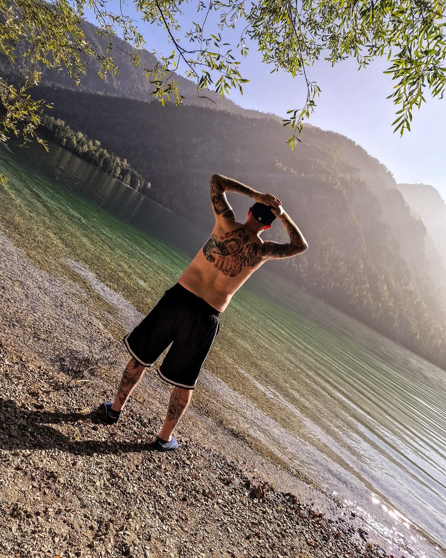 Mein Schatz, ohne diesen Post fühlt sich dein Logbuch unvollständig an...ich bin so unfassbar stolz auf dich! Gestern hast du noch einmal bewiesen, was für ein wahnsinnig starker Kämpfer du bist und ich bin so dankbar, dass ich dich bei deiner letzten Reise bis zum Schluss begleiten durfte. Du hast unmögliches möglich gemacht - du hast dich aus dem Leberkoma geboxt, um dich mit klaren Worten und einem Kuss von mir zu verabschieden. Das bedeutet mir so viel und gibt mir Kraft für alles was mir nun bevor steht! 
Ich werde weiter machen und nehm dich mit auf all die Abenteuer, für die uns die Zeit fehlte - so wie ich es dir versprochen habe!
Und mach dir keine Sorgen um mich..Jogi passt hier unten gut auf mich auf!
Du verdienst nun das Licht und die Unbeschwertheit!
 
Du bist und bleibst meine große Liebe, mein bester Freund, mein Seelenverwandter. 
Du hast mir gezeigt, was Liebe bedeuet und was sie alles aushält! 
Danke für alles mein Liebling! Deine Jani